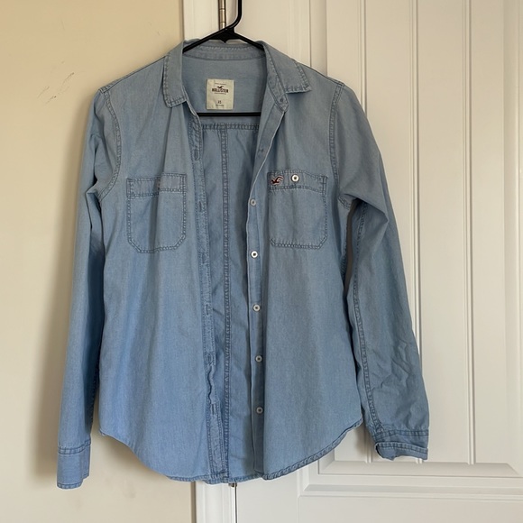 Hollister button up top - Picture 2 of 6